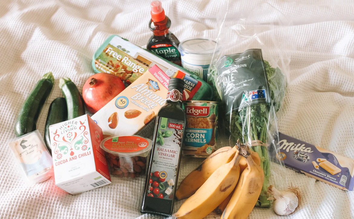 Lebensmitteleinkauf mit frischen und verpackten Produkten als Beispiel für Retailution